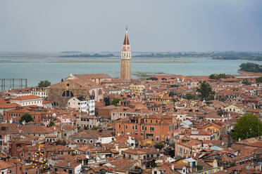 Italien, Venetien, Venedig, Altstadthäuser mit Glockenturm der Kirche im Hintergrund - TAMF03298