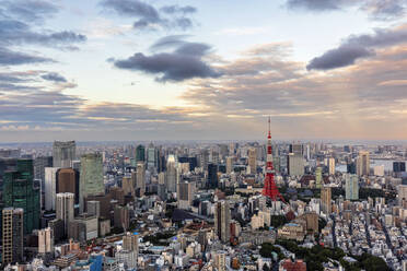 Japan, Region Kanto, Tokio, Wolken über der Hauptstadt in der Abenddämmerung - FOF12870
