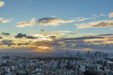 Japan, Region Kanto, Tokio, Wolken über der Hauptstadt bei Sonnenuntergang - FOF12871