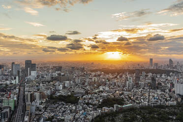 Japan, Region Kanto, Tokio, Wolken über der Hauptstadt bei Sonnenuntergang - FOF12872