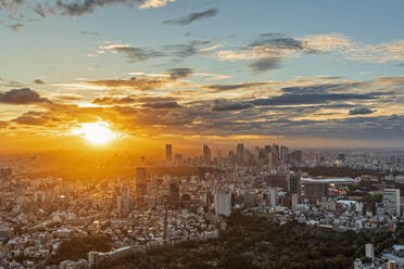 Japan, Region Kanto, Tokio, Wolken über der Hauptstadt bei Sonnenuntergang - FOF12873