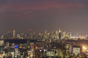 Japan, Kanto-Region, Tokio, Beleuchtete Stadt in der Innenstadt bei Nacht - FOF12879