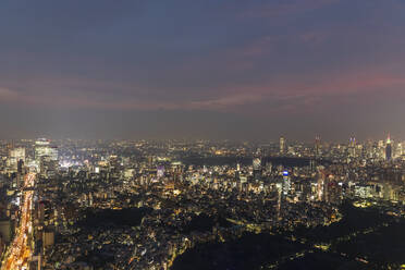 Japan, Kanto-Region, Tokio, Beleuchtete Stadt in der Innenstadt bei Nacht - FOF12880