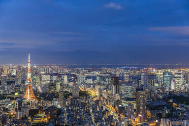 Japan, Kanto-Region, Tokio, Stadtzentrum in der Abenddämmerung - FOF12882