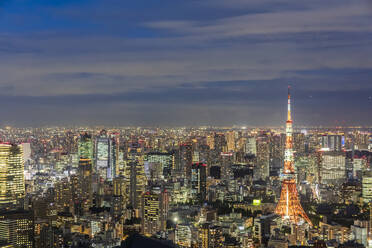 Japan, Kanto-Region, Tokio, Beleuchtete Stadt in der Innenstadt bei Nacht - FOF12884