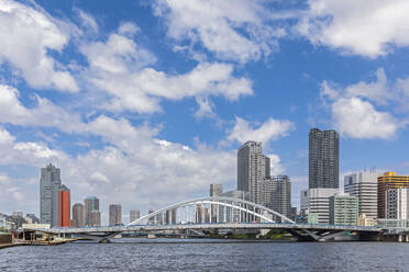 Japan, Kanto-Region, Tokio, Wolken über Wolkenkratzern am Wasser mit Tsukiji-Brücke im Vordergrund - FOF12895