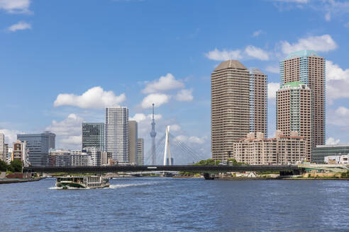 Japan, Region Kanto, Tokio, Tsukuda-Ohashi-Brücke mit River Point Tower im Hintergrund - FOF12900