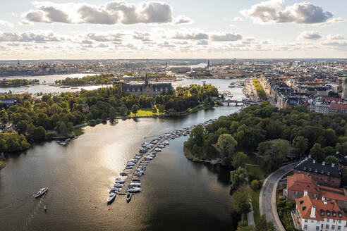 Schweden, Landkreis Stockholm, Stockholm, Luftaufnahme von Djurgarden und Noble Park in der Abenddämmerung - TAMF03306