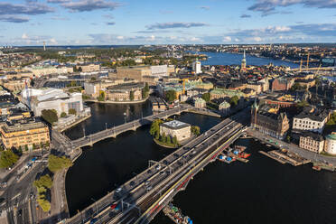 Schweden, Stockholm County, Stockholm, Luftaufnahme von Riddarholmen und dem Parlamentsgebäude mit der Altstadt im Hintergrund - TAMF03309