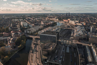 Schweden, Stockholm County, Stockholm, Luftaufnahme der Innenstadt um den Stockholmer Hauptbahnhof in der Abenddämmerung - TAMF03311