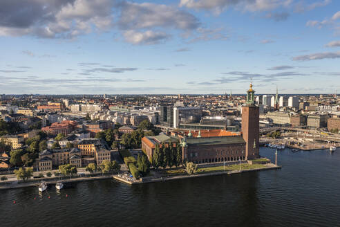 Schweden, Stockholm County, Stockholm, Luftaufnahme des Stockholmer Rathauses und der umliegenden Gebäude - TAMF03314