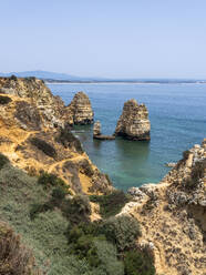 Portugal, Algarve, Lagos, Raue Klippen und Felsformationen von Ponta da Piedade im Sommer - AMF09439