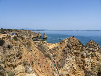 Portugal, Algarve, Lagos, Raue Klippen und Felsformationen von Ponta da Piedade im Sommer - AMF09440