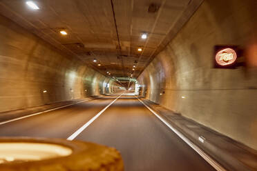 Leere Straße im beleuchteten Tunnel - SSCF00823