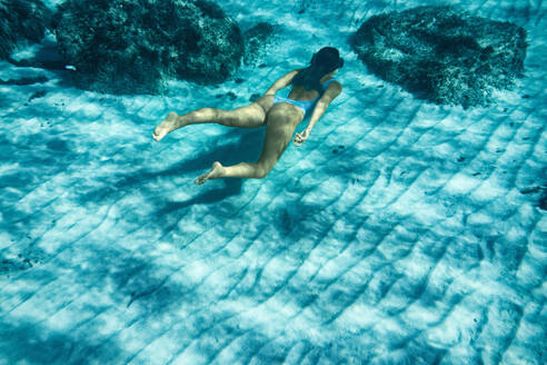 Italien, Sardinien, Frau schwimmt im Meer - ISF25556