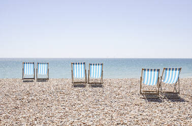 UK, Brighton, Liegestühle am Strand - ISF25595