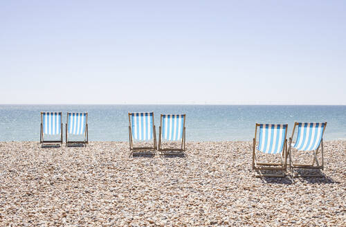 UK, Brighton, Liegestühle am Strand - ISF25595