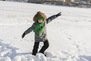 Junge mit warmer Kleidung hat Spaß im Schnee - SEAF00600