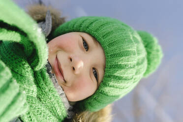 Lächelnder Junge mit grüner Strickmütze und Schal - SEAF00603