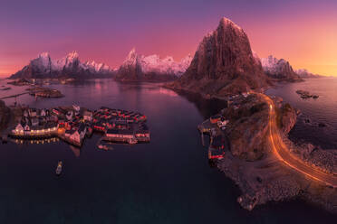 Aerial Landschaft der ruhigen Fluss und felsigen Formationen in Hamnoy unter Sonnenuntergang Himmel am Abend gelegen - ADSF33675