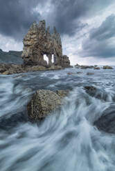 Mächtiges Meer mit zähen Felsklippen inmitten von Berghängen gegen bewölkten Himmel in der Natur Spaniens - ADSF33689