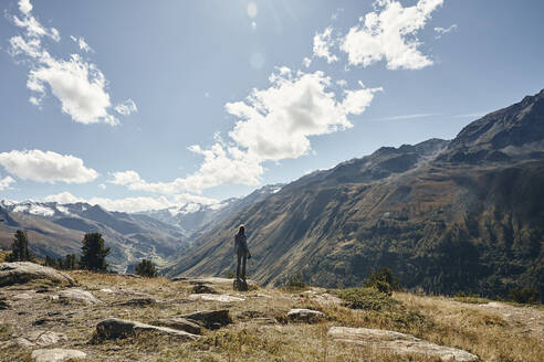 Frau bewundert Berge an einem sonnigen Tag, Timmelsjoch-Pass, Otztaler Alpen, Österreich - SSCF00829