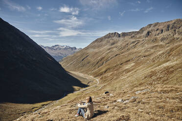 Tourist, der im Urlaub auf dem Land am Berg sitzt, Timmelsjoch-Pass, Otztaler Alpen, Österreich - SSCF00832