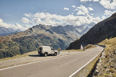 Frau neben Geländewagen an einem sonnigen Tag, Timmelsjochpass, Südtirol, Italien - SSCF00833