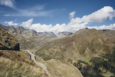 Timmelsjochpass inmitten der Berge an einem sonnigen Tag, Südtirol, Italien - SSCF00835