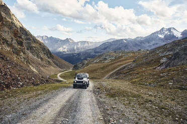 Geländewagen auf Schotterstraße durch Berge, Schnalstal, Südtirol, Italien - SSCF00836