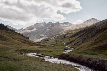 Fluss, der in einem Bach inmitten von Bergen fließt, Foscagno-Pass, Valtellina, Bormio, Italien - SSCF00847