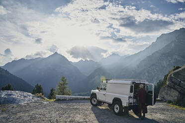 Tourist mit Geländewagen an einem sonnigen Tag, Kanton Graubünden, Malojapass, Schweiz - SSCF00851