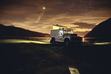 Beleuchteter Geländewagen bei Nacht, Splugenpass, Sondrio, Schweiz - SSCF00854