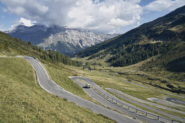 Geländewagen auf der Straße, Splugenpass, Kanton Graubünden, Schweiz - SSCF00864