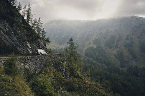 Geländewagen am Bergpass Colle delle Finestre, Turin, Italien - SSCF00865