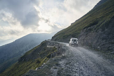 Geländewagen auf unbefestigtem Weg, Colle dell'Assietta, Turin, Italien - SSCF00867