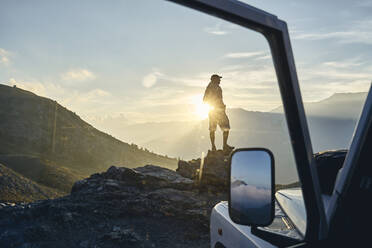 Tourist steht bei Sonnenuntergang auf einem Felsen, Colle dell'Assietta, Turin, Italien - SSCF00869