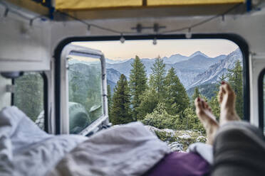 Schöner Blick auf Bergkette und Bäume aus dem Wohnmobil, Col d'Izoard, Arvieux, Frankreich - SSCF00884