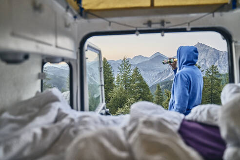 Tourist trinkt Bier im Wohnmobil im Urlaub, Col d'Izoard, Arvieux, Frankreich - SSCF00885