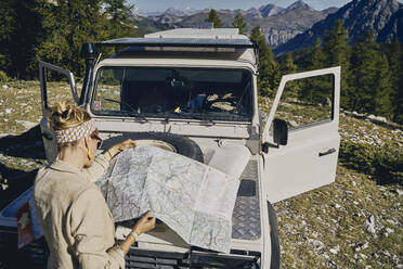 Frau analysiert Karte auf Geländewagen am Col d'Izoard, Arvieux, Frankreich - SSCF00892