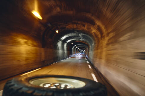 Geländewagen unter beleuchtetem Tunnel, Col d'Izoard, Arvieux, Frankreich - SSCF00893