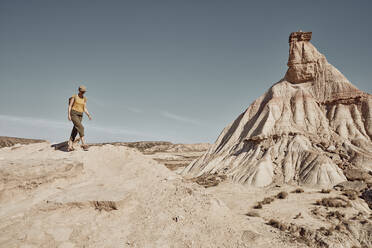 Frau beim Wandern in der Wüste, Bardenas Reales, Spanien - SSCF00924