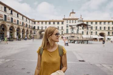 Frau mit Sonnenbrille in der Stadt stehend - SSCF00930