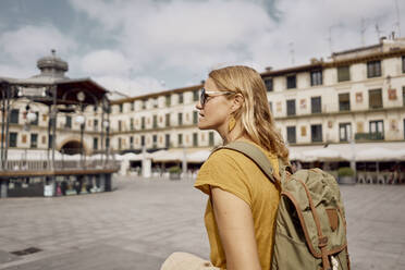 Blonde Frau mit Rucksack an einem sonnigen Tag - SSCF00931