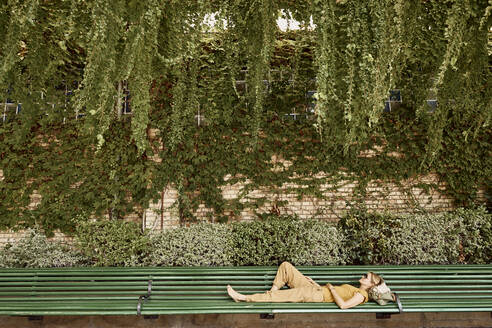 Frau auf Bank im Park liegend - SSCF00933