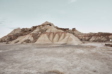 Felsformation unter klarem Himmel in Wüstenlandschaft - SSCF00936
