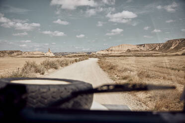 Auto auf unbefestigter Straße in der Wüste bei Bardenas Reales, Spanien - SSCF00942