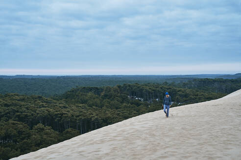 Tourist walking on sand dune at vacation - SSCF00958