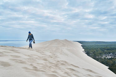 Tourist walking at Dune of Pilat under cloudy sky - SSCF00960