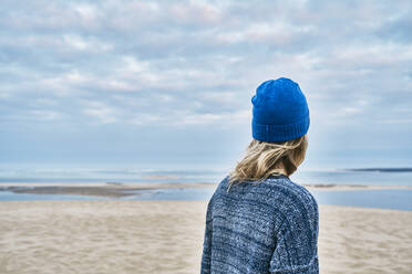 Woman admiring sea at Dune of Pilat - SSCF00963